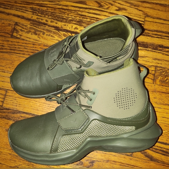 Puma Shoes - PUMA fenty Rihanna women's leather sneakers size 6w